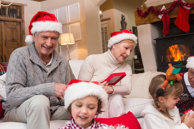 Gelukkige familie openen Kerstcadeaus samen