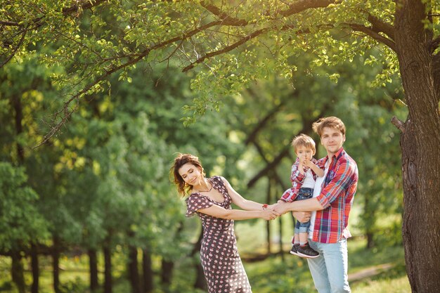 Gelukkige familie over de aard