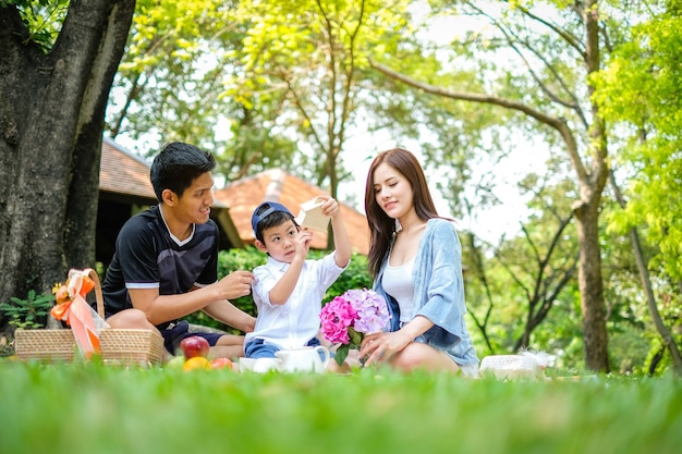 Gelukkige familie picknick buiten