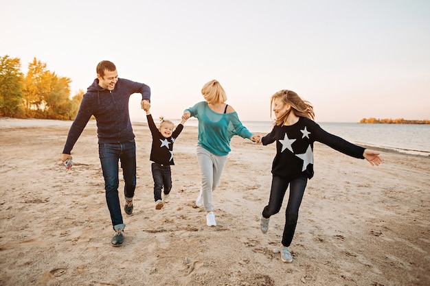 Gelukkige familie plezier aan de rivier