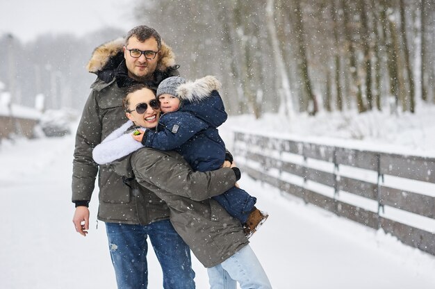 Gelukkige familie plezier buiten in de buurt van het huis in de winter