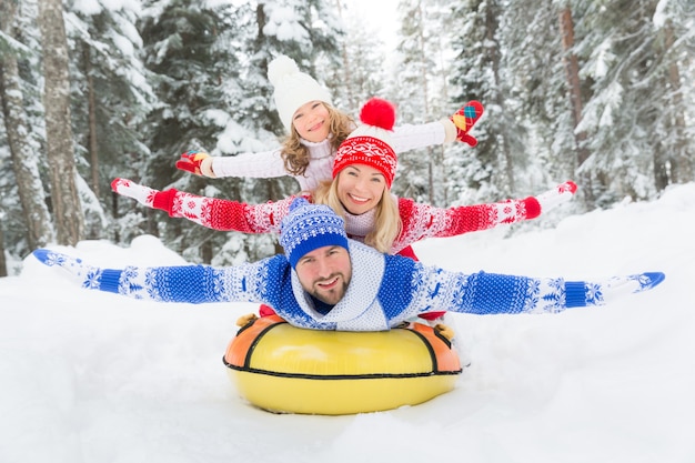 Gelukkige familie plezier buiten. Kind, moeder en vader spelen in de winter. Actief gezond levensstijlconcept