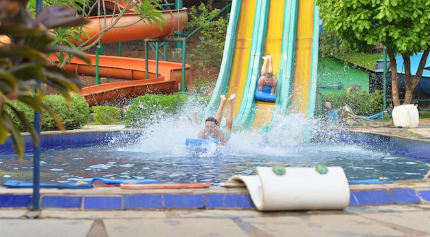 Gelukkige familie plezier in aquapark