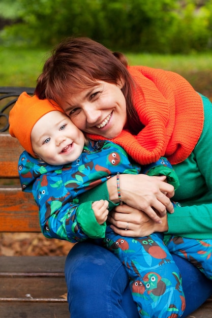 Gelukkige familie plezier in herfst park