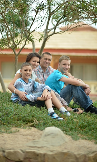 Gelukkige familie plezier in tropische resort.