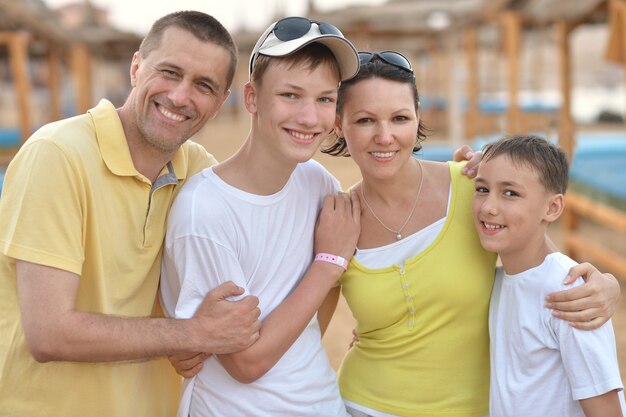 Gelukkige familie plezier in tropische resort.