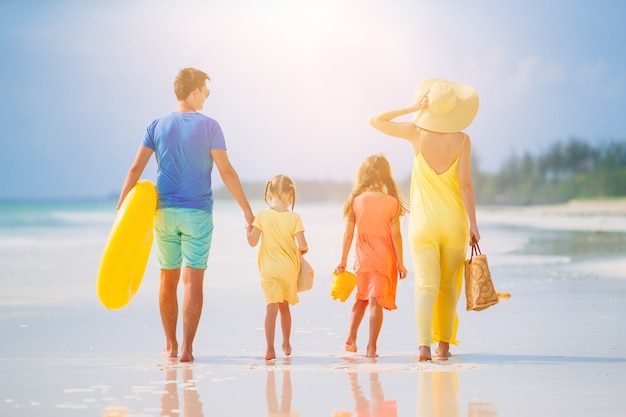 Gelukkige familie plezier op een tropisch strand