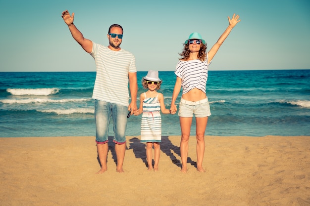 Gelukkige familie plezier op het strand Zomervakantie en reisconcept