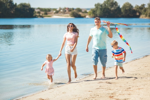 Gelukkige familie plezier op het strand.