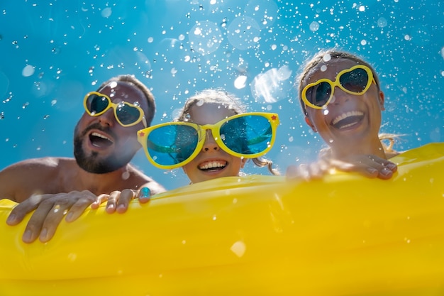 Gelukkige familie plezier op zomervakantie