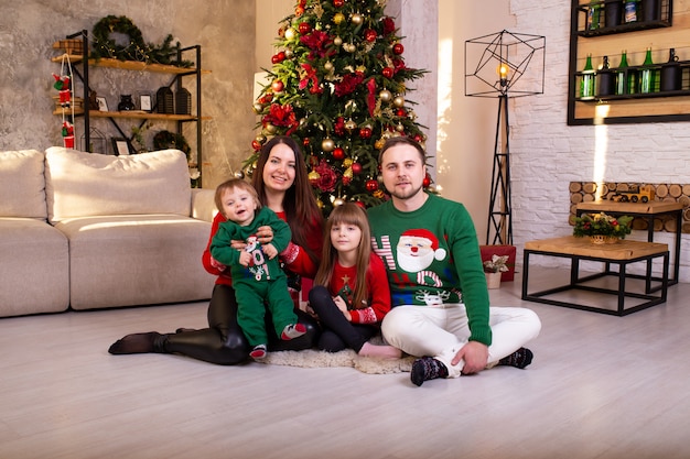 Gelukkige familie plezier samen thuis in de buurt van de kerstboom op