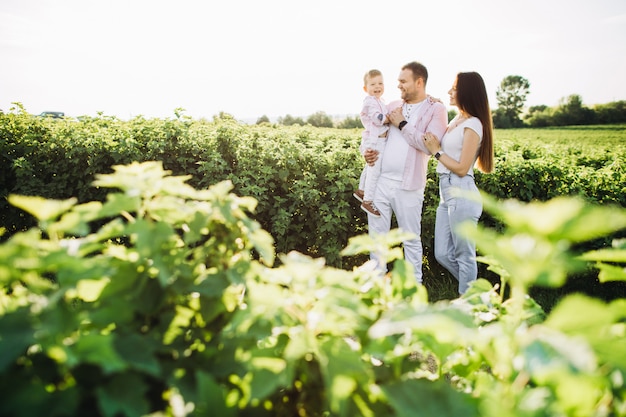 Gelukkige familie poseren op een groen veld