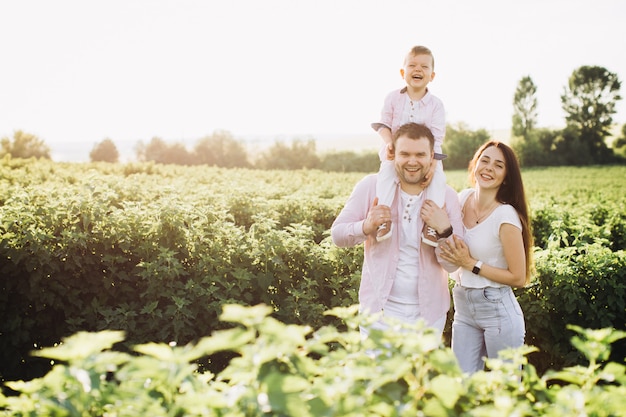 Gelukkige familie poseren op een groen veld