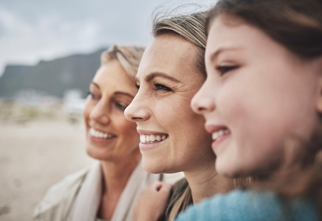 Foto gelukkige familie reizen en meisje moeder en oma hechting op een strand in mexico gelukkig en ontspannen terwijl ze glimlachen op vakantie hou van familie en generaties met gezicht van dames genieten samen van uitzicht op de oceaan