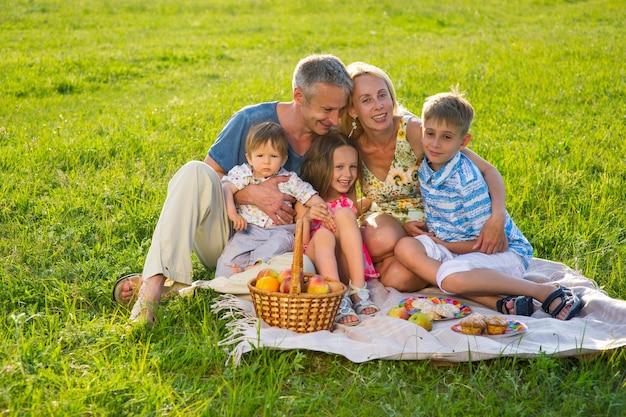 Gelukkige familie rusten in het weekend.