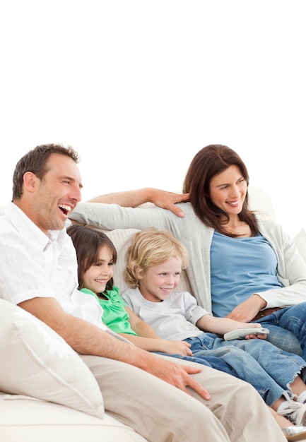 Gelukkige familie samen een film kijken