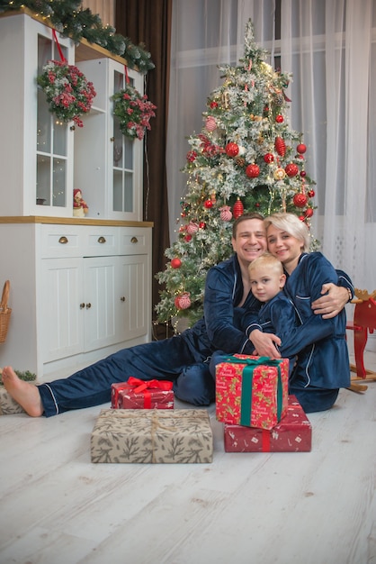 gelukkige familie samen op kerstavond