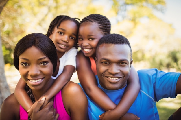 Gelukkige familie samen poseren