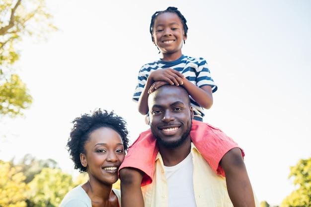 Gelukkige familie samen poseren