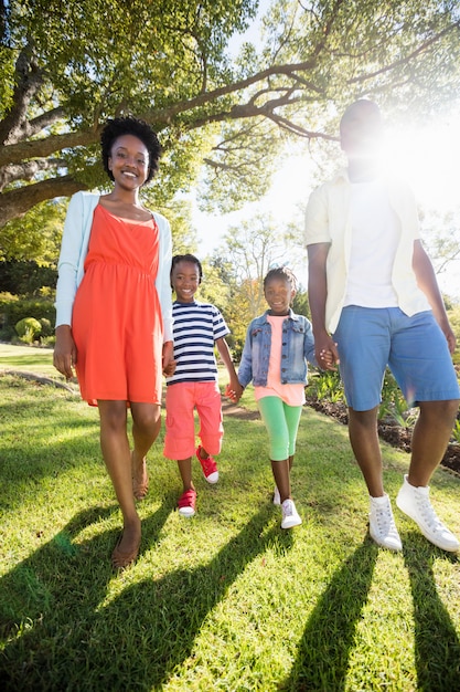 Gelukkige familie samen poseren