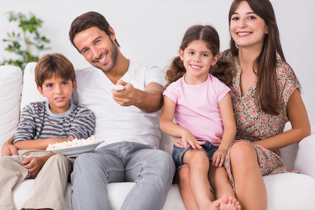 Gelukkige familie samen televisie kijken