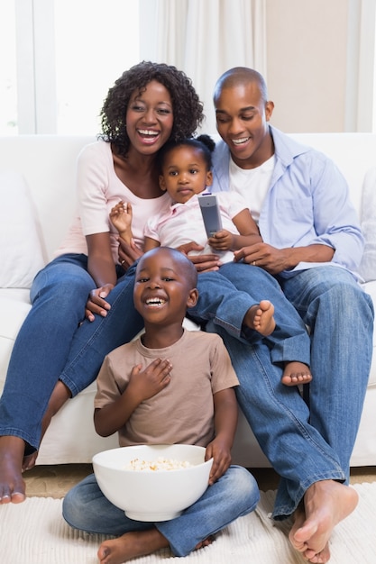 Gelukkige familie samen televisie kijken