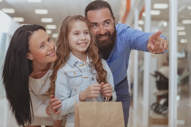 Gelukkige familie samen winkelen in het winkelcentrum