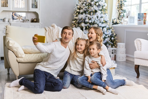 gelukkige familie selfie foto met smartphone thuis