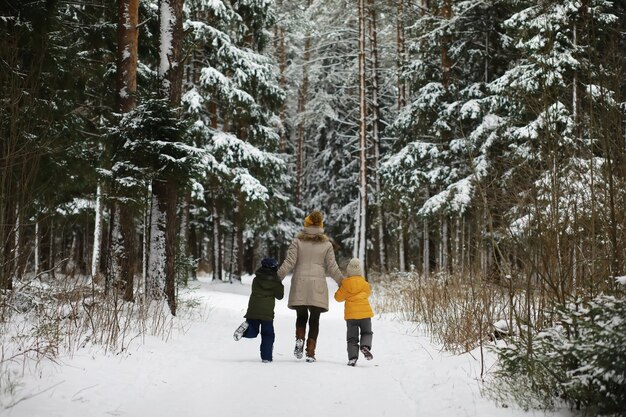 Gelukkige familie spelen en lachen in de winter buiten in de sneeuw. Stadspark winterdag.