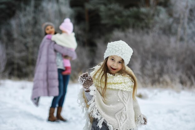 Gelukkige familie spelen en lachen in de winter buiten in de sneeuw. Stadspark winterdag.