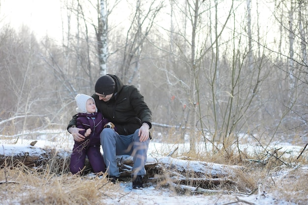 Gelukkige familie spelen en lachen in de winter buiten in de sneeuw. Stadspark winterdag.