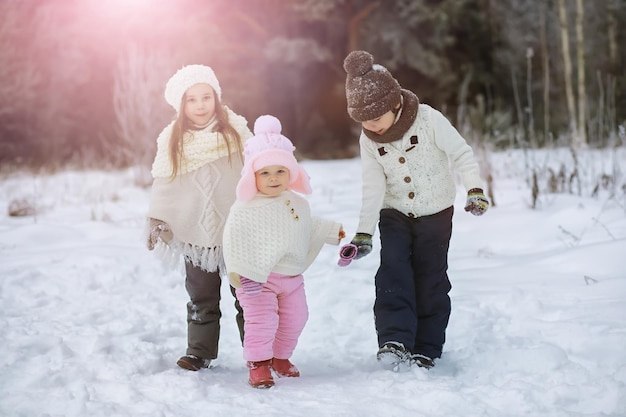 Gelukkige familie spelen en lachen in de winter buiten in de sneeuw. Stadspark winterdag.