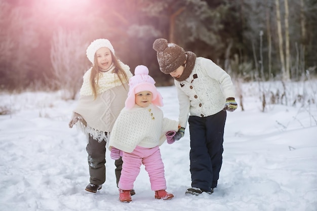 Gelukkige familie spelen en lachen in de winter buiten in de sneeuw. Stadspark winterdag.