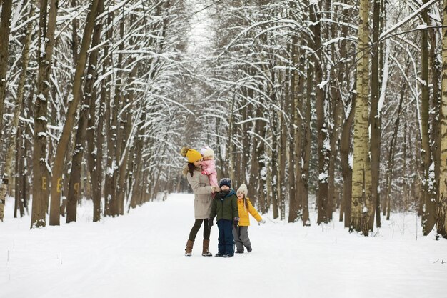 Gelukkige familie spelen en lachen in de winter buiten in de sneeuw Stadspark winterdag