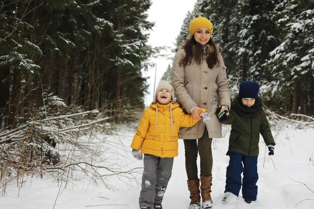 Gelukkige familie spelen en lachen in de winter buiten in de sneeuw Stadspark winterdag
