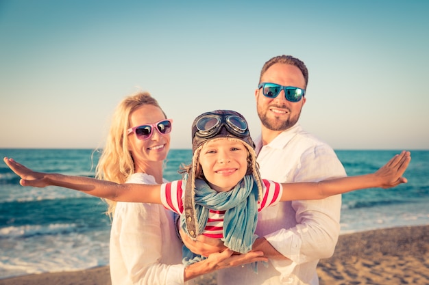 gelukkige familie spelen en plezier hebben op zomervakantie op het strand