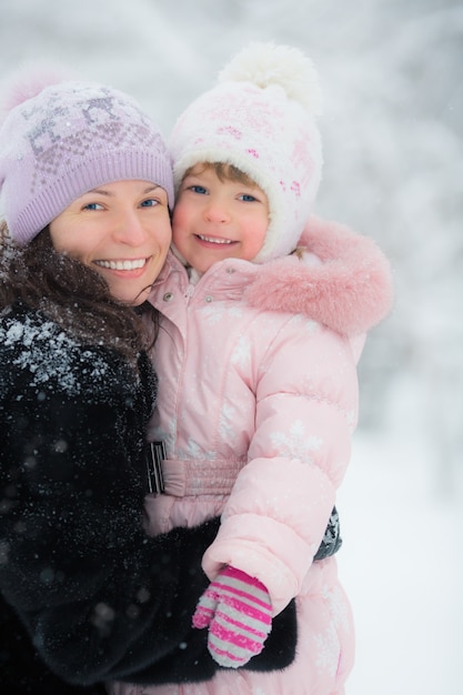 Gelukkige familie spelen in de winter buiten