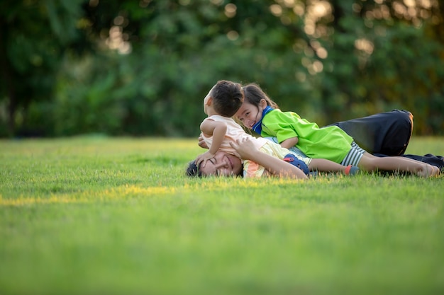 Gelukkige familie spelen in het park. Moeder en zoon spelen samen in de natuur in de zomer