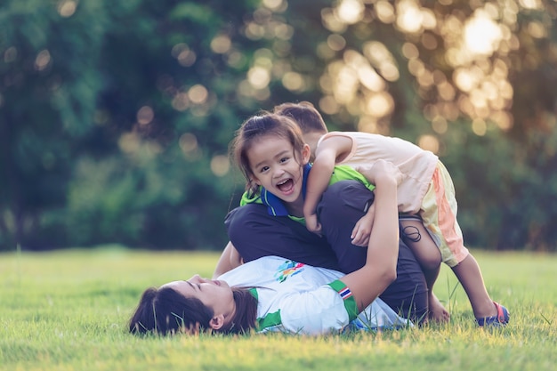 Gelukkige familie spelen in het park. Moeder en zoon spelen samen in de natuur in de zomer