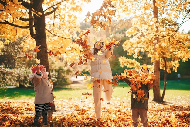 Gelukkige familie spelen met Herfstbladeren