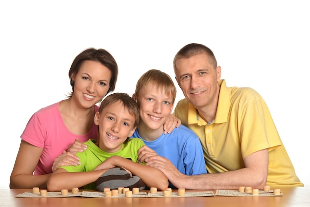 Gelukkige familie spelen op witte achtergrond