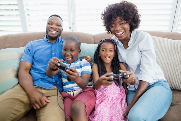 Gelukkige familie spelen van video game