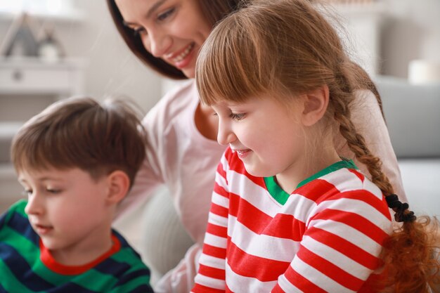 Gelukkige familie thuis rusten