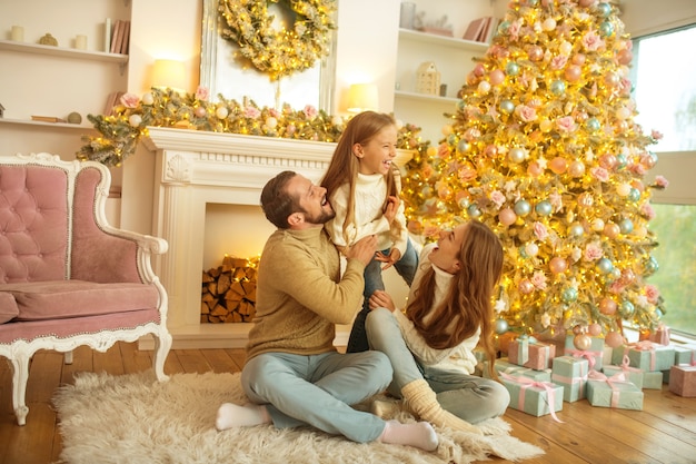 Gelukkige familie thuis tijdens Kerstmis