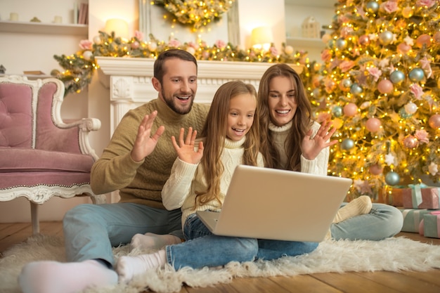 Gelukkige familie thuis tijdens Kerstmis