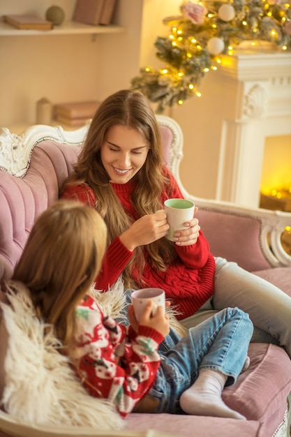 Gelukkige familie thuis tijdens Kerstmis