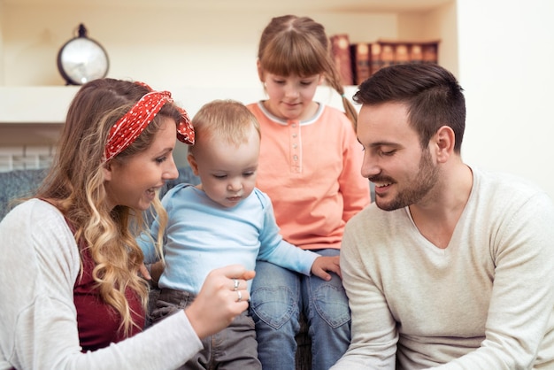 Gelukkige familie thuis