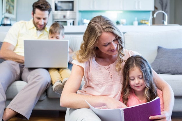 Gelukkige familie tijd doorbrengen samen