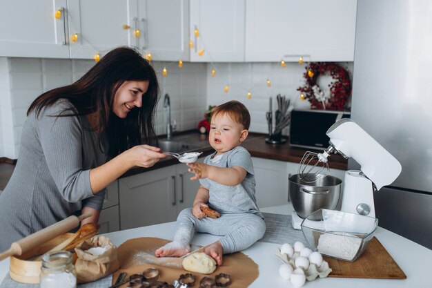 Gelukkige familie tijd in de keuken. Moeder en haar zoon koken.