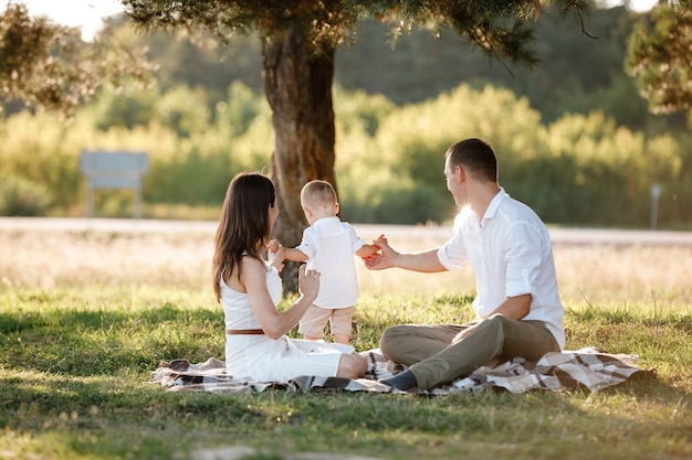 Gelukkige familie tijd samen doorbrengen op een zonnige zomerdag